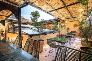 Outdoor dining - Riad Koutchi (Marrakech)