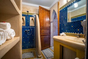 Comfort Double Room | Bathroom | Hair dryer, towels, soap, shampoo - Riad Koutchi (Marrakech)