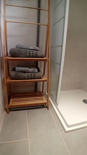 Douche, sèche-cheveux, serviettes fournies, savon