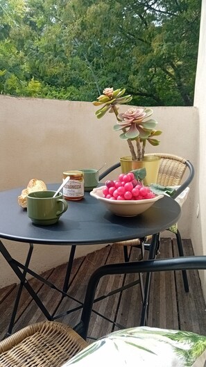 Outdoor dining - Vrbo Property (Poggio-Marinaccio)