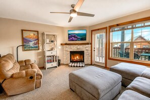 Smart TV, fireplace