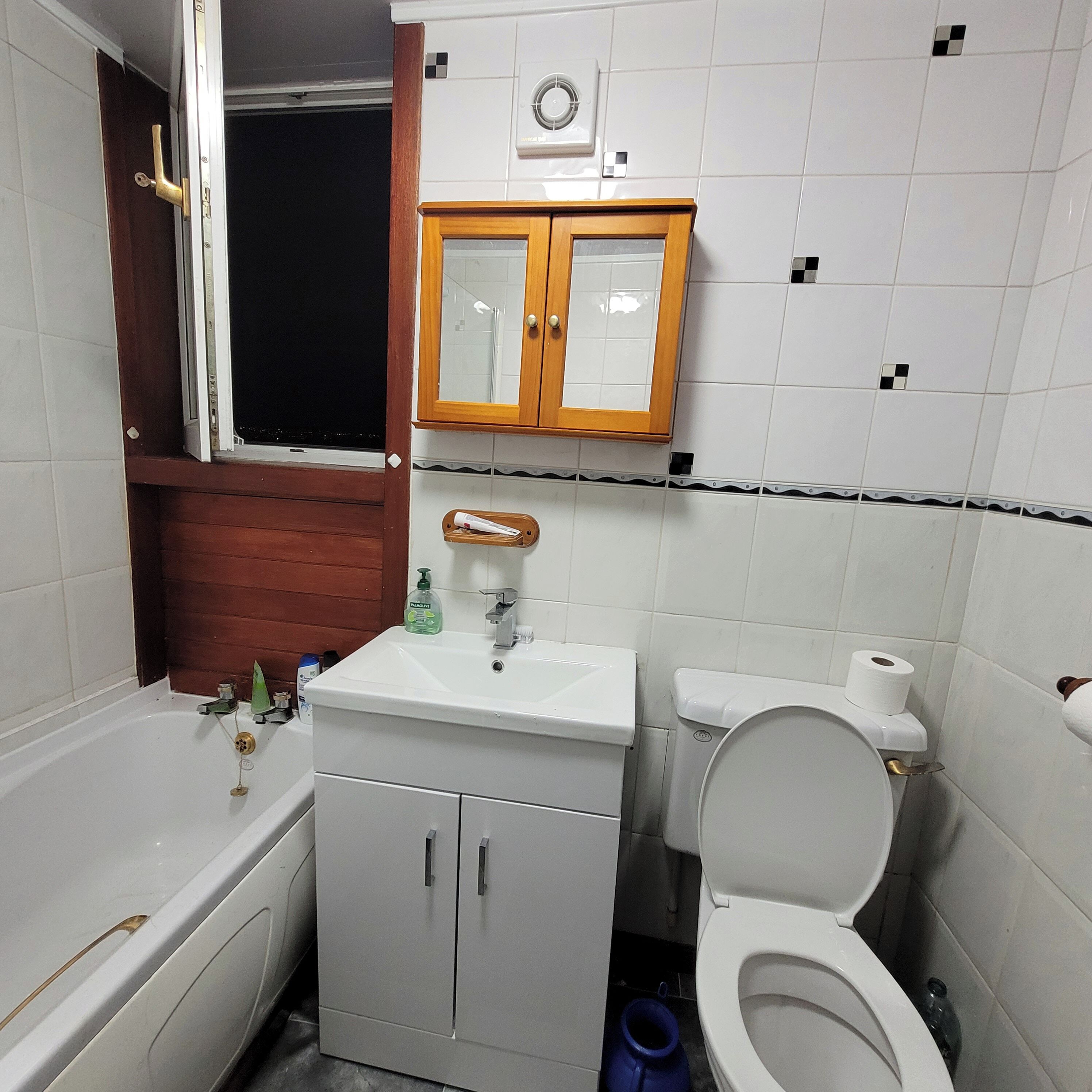 Kombinasi shower/bathtub dan bathtub besar