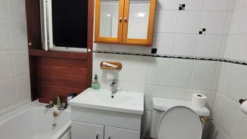 Kombinasi shower/bathtub dan bathtub besar
