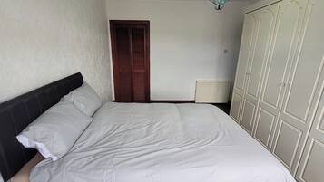 1 kamar tidur, setrika/meja setrika, Wi-Fi gratis, dan seprai linen