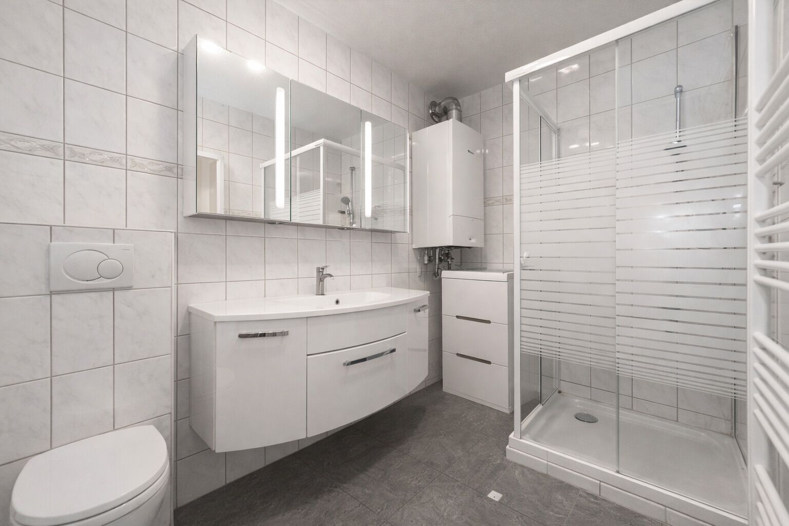 Haartrockner, Handtücher, Toilettenpapier