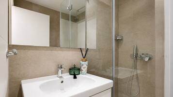 Apartment, 1 Bedroom, Accessible, Smoking | Bathroom