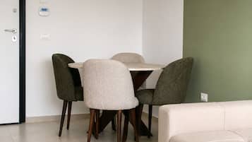 Apartment, 1 Bedroom, Accessible, Smoking | Dining room