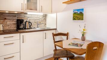 Kühlschrank, Herdplatte, Wasserkocher mit Kaffee-/Teezubehör