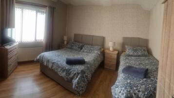 Triple Room | Iron/ironing board, free WiFi