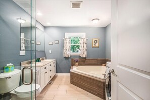 Shower, jetted bath - Lake Michigan nature at its best (Coloma)