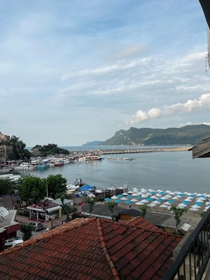 Une ville côtière dotée d’un port de plaisance, de bateaux et d’une jetée qui s’avance dans la mer.