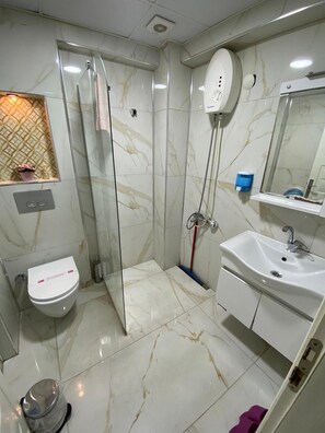 Condo estándar, balcón, vista al jardín | Baño | Regadera, secadora de cabello, toallas, jabón 