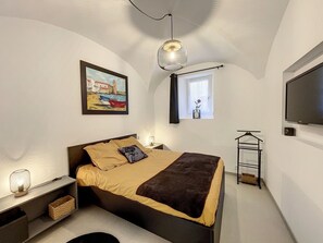 Tabla de planchar con plancha, wifi gratis y ropa de cama 