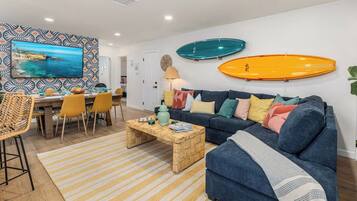 Smart TV, mesa de ping pong, libros