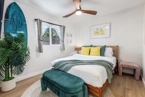Escritorio, tabla de planchar con plancha, cuna de viaje y wifi gratis