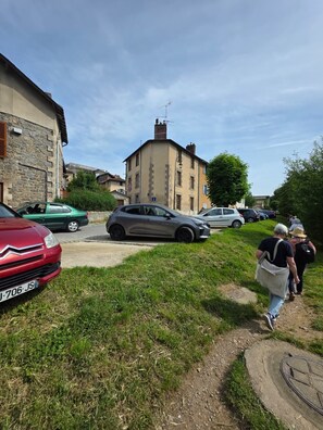 Property grounds - Cosy, well-equipped apartment, located on the banks of the Vienne, free parking. (Limoges)