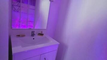 SĂšche-cheveux, serviettes fournies, savon, papier toilette