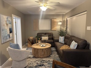 Living area - Stunning lake property with a pool (Hot Springs)