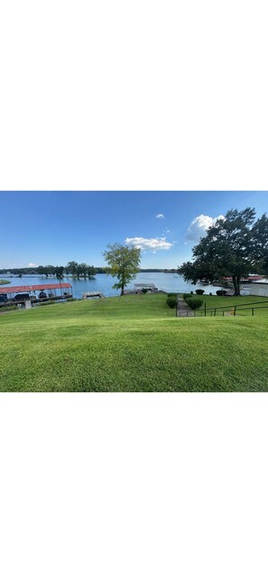 Property grounds - Stunning lake property with a pool (Hot Springs)