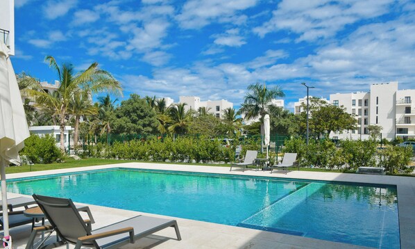 Pool - LUXURY 2BR PENTHOUSE WITH JACUZZI, AT DOWNTOWN PUNTA CANA/COCO BONGO (Punta Cana)