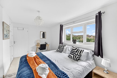 Stylish House • Driveway Parking • Spacious Garden • 55`` Smart TV • Self-Check-In • Yoko Property