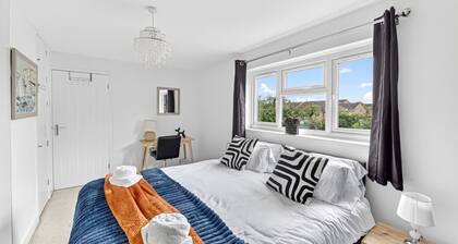 Stylish House • Driveway Parking • Spacious Garden • 55`` Smart TV • Self-Check-In • Yoko Property