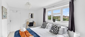 Stylish House • Driveway Parking • Spacious Garden • 55`` Smart TV • Self-Check-In • Yoko Property