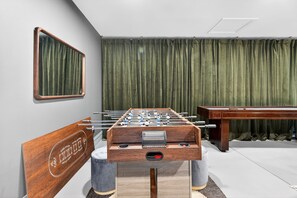 Game room - Spacious 4 BDR. Minutes to Downtown, OSU, Airport. 
Hot Tub, Game Room, Fire Pit (Columbus)