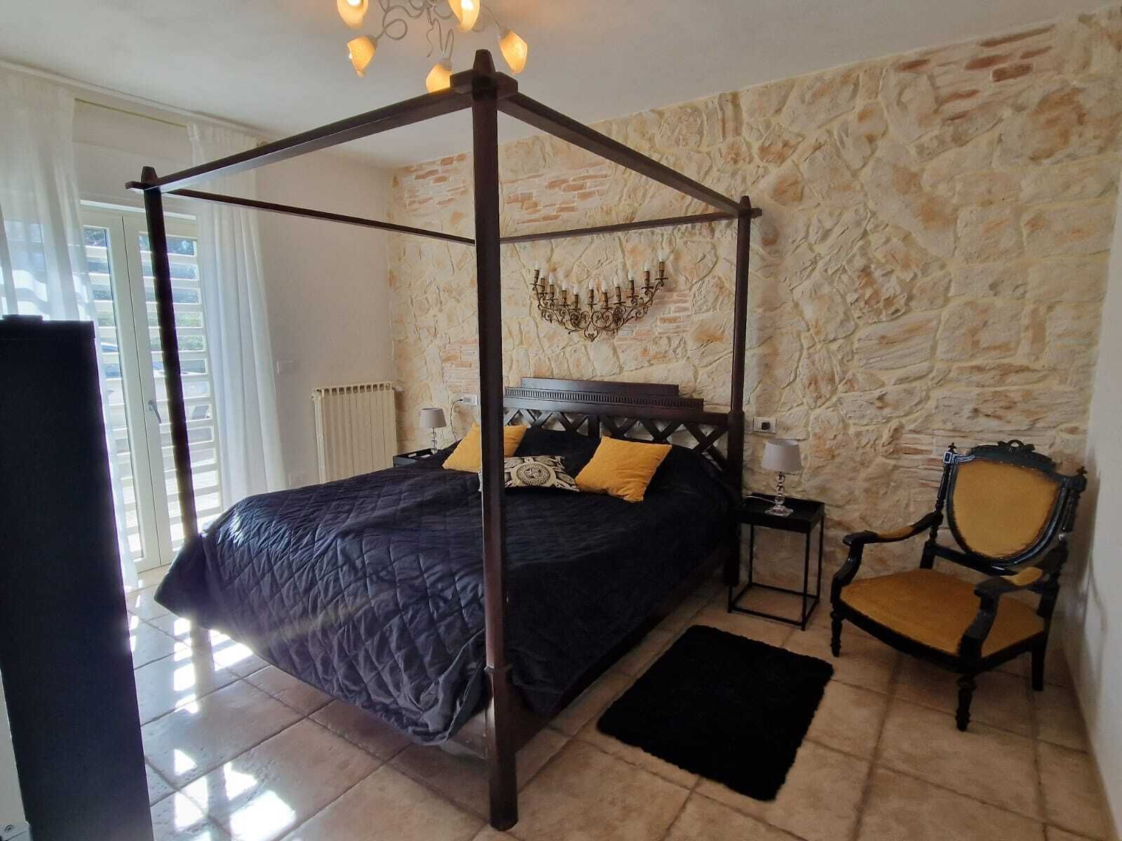 3 bedrooms, desk, WiFi (free), bed sheets