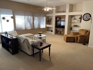 Living area - 3 BR, 2 Bath home in Trilogy Gilbert, golf course and mountain views (Gilbert)