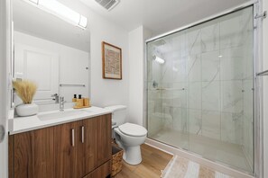 Een douche, een haardroger, handdoeken, zeep