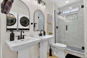 Douche, sèche-cheveux, shampoing