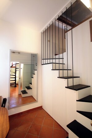 A modern staircase with black railings and white walls. - Nest by the Medici Chapels - Attico (Firenze)