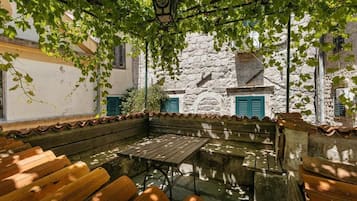 Appartement Confort, 1 grand lit et 1 canapé-lit, salle de bains privée, vue ville | Terrasse/Patio