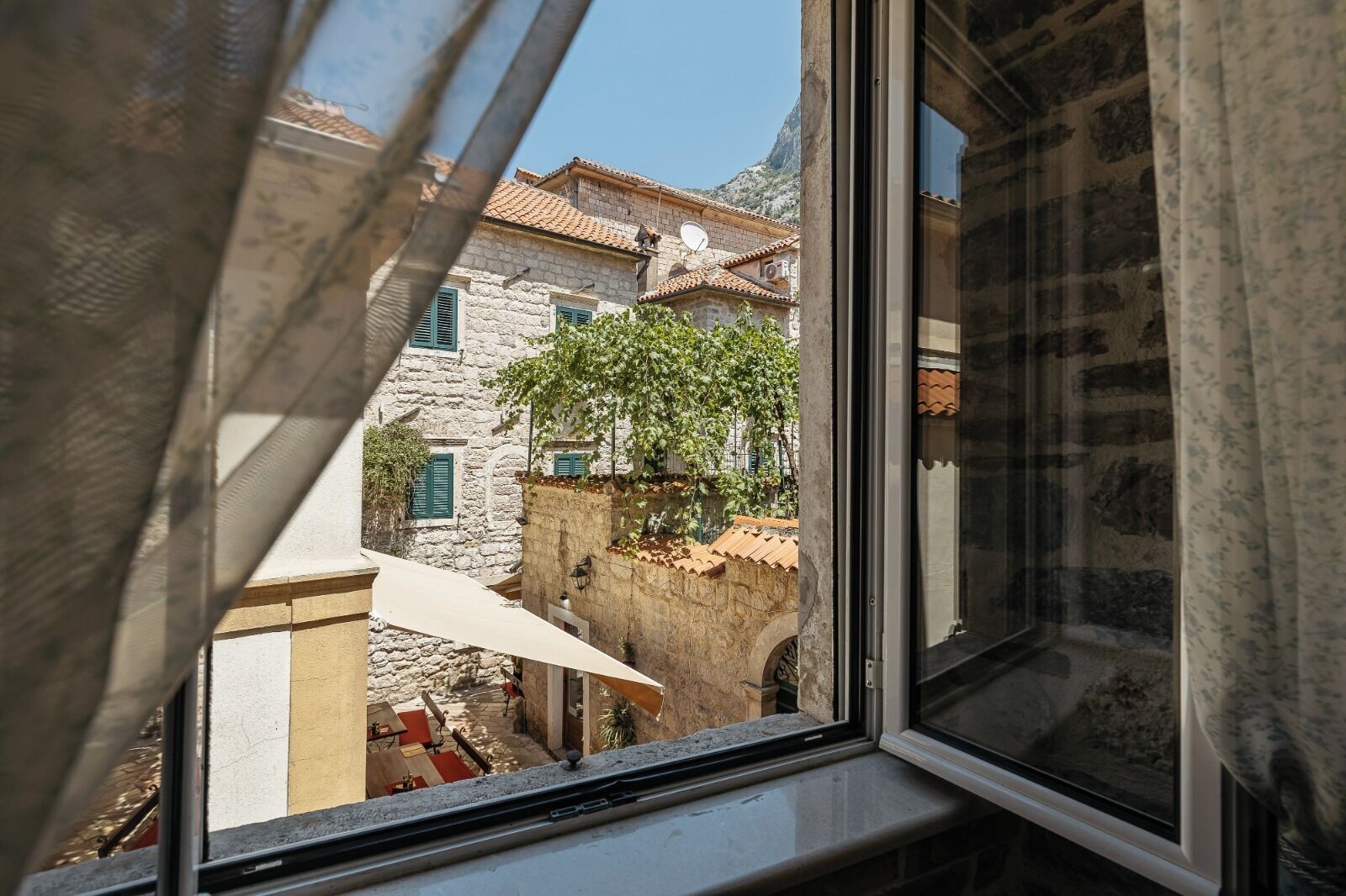 Appartement Standard, 1 lit double, salle de bains privée, vue cour intérieure | Vue de la chambre