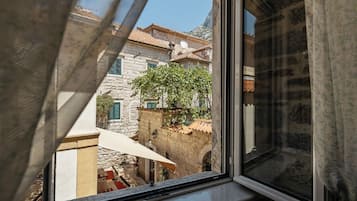 Appartement Standard, 1 lit double, salle de bains privée, vue cour intérieure | Vue de la chambre