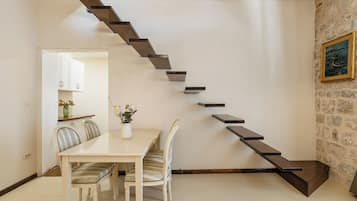 Loft Familial, 2 chambres, salle de bains privée | Coin cuisine privé | Mini réfrigérateur, plaque de cuisson