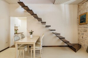 Frigobar, placa de cocina