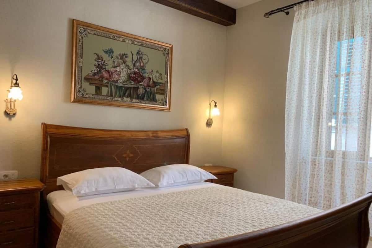 Căn hộ Deluxe, 2 phòng ngủ, phòng tắm riêng, quang cảnh núi | Trang trí khác biệt, trang bị nội thất với thiết kế riêng biệt, bàn