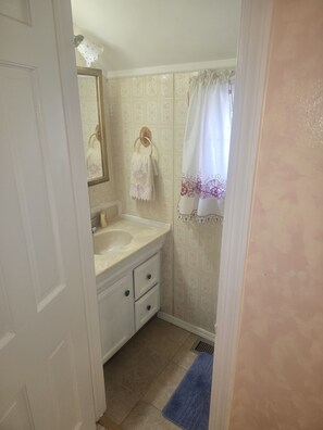 Sèche-cheveux, bidet, serviettes fournies, savon
