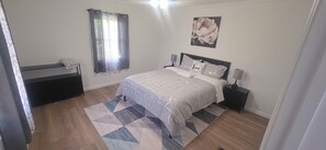 5 bedrooms, iron/ironing board, free WiFi, bed sheets - Modern 5BR Live Oak Haven – Minutes from Suwannee Music Park & Springs! (Live Oak)
