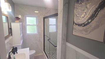 Shower, jetted tub, hair dryer, towels