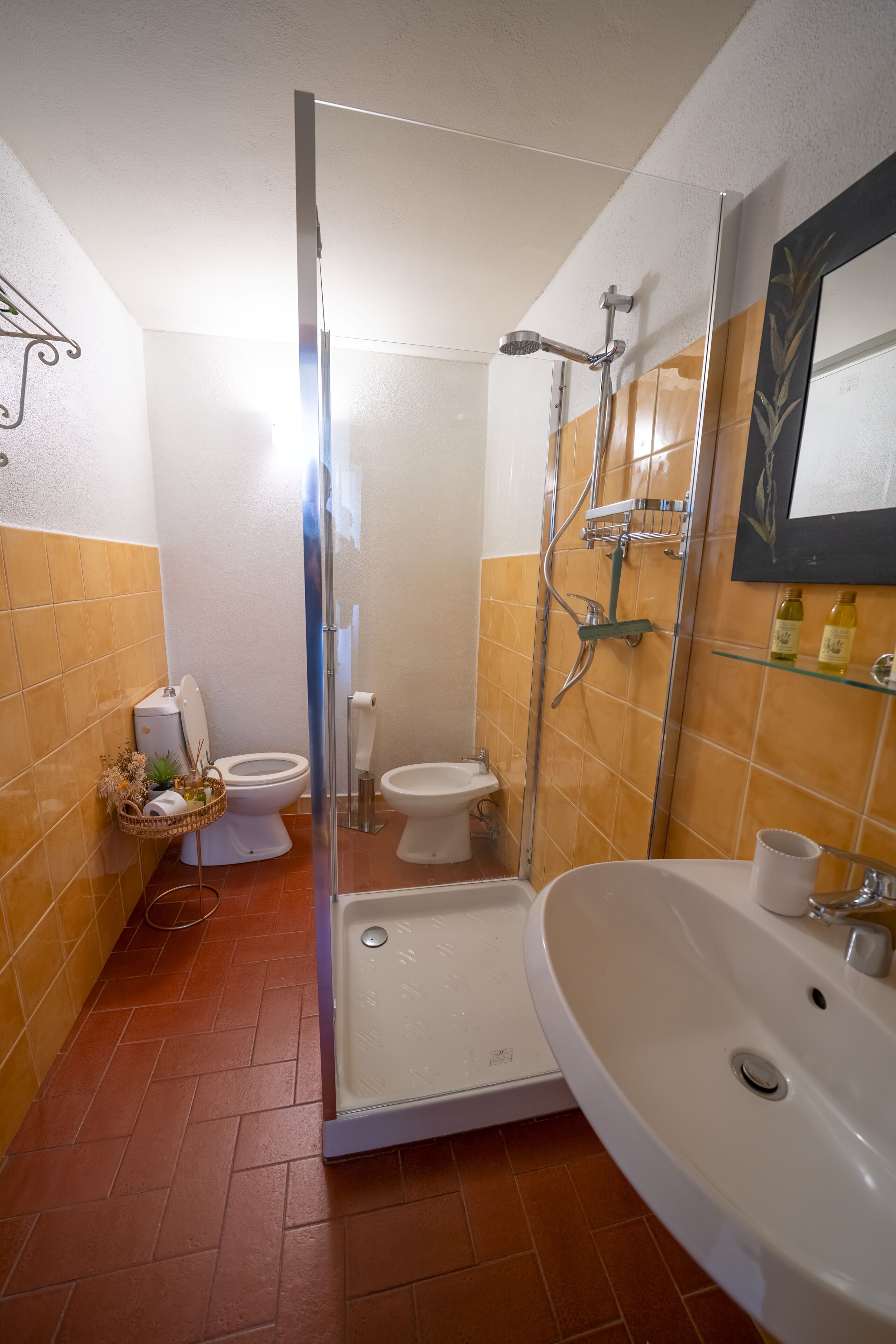 Douche, sèche-cheveux, bidet, serviettes fournies