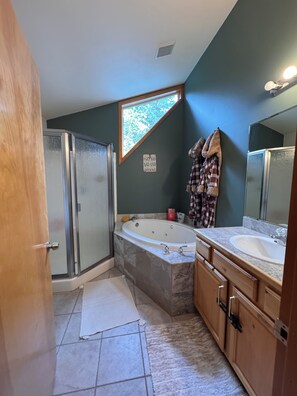 Shower, jetted bath, hair dryer, towels - New on VRBO! Triple Bee’s Retreat on an acre boarding the forest service (Packwood)