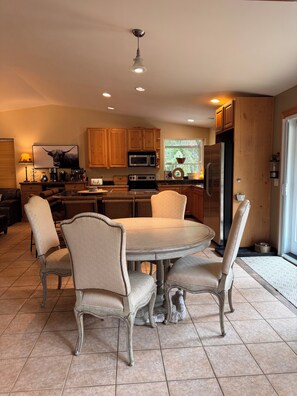 Dining - New on VRBO! Triple Bee’s Retreat on an acre boarding the forest service (Packwood)
