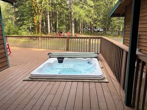Outdoor spa tub - New on VRBO! Triple Bee’s Retreat on an acre boarding the forest service (Packwood)