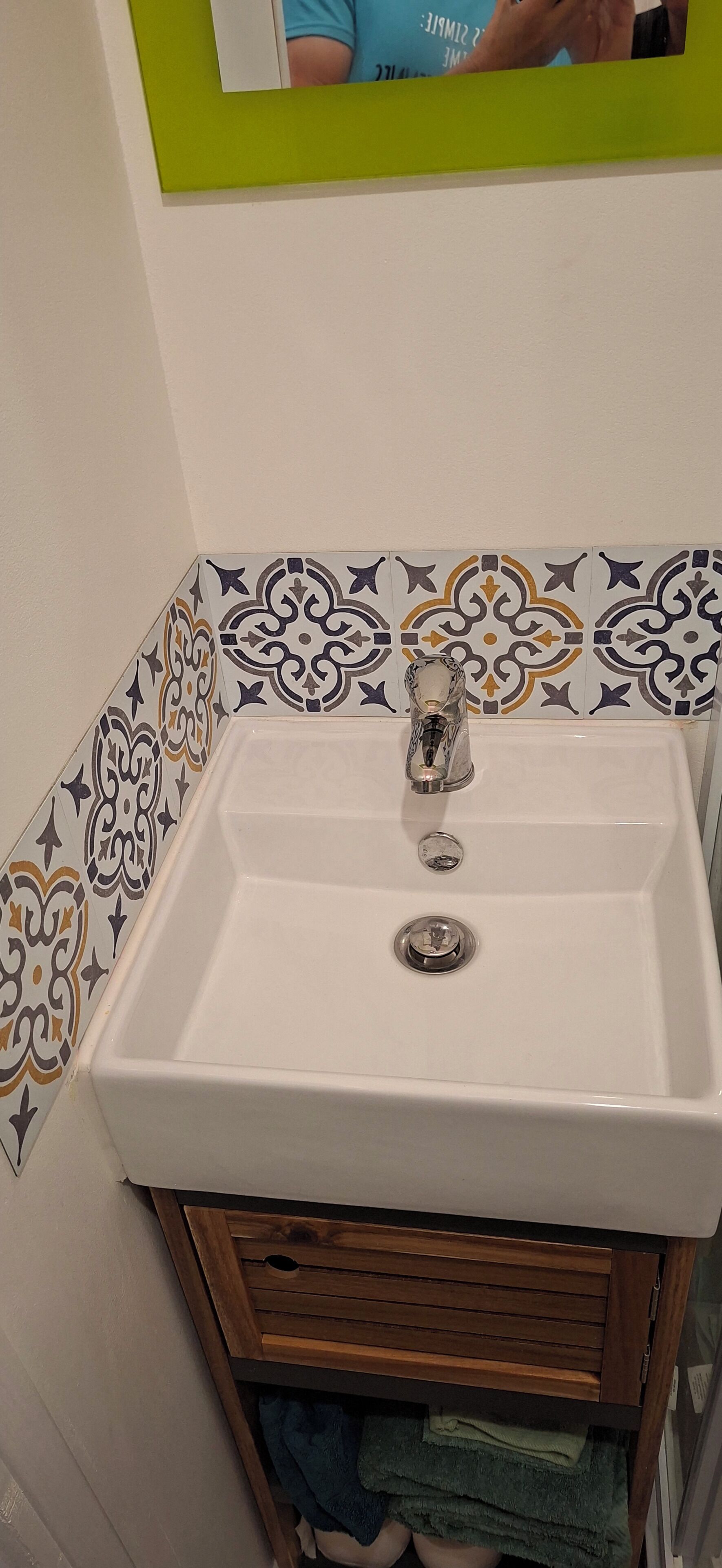 Een douche, een haardroger, handdoeken, toiletpapier