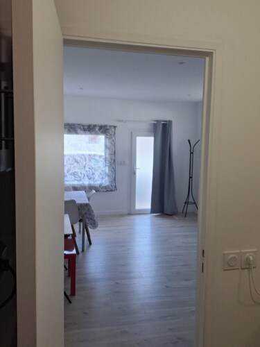 Studio en rdc, parking privé, 5 min de l' autoroute et 200m du centre ville.