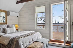 Free WiFi, bed sheets - Oceanfront Cottage on Casco Bay in Yarmouth (Yarmouth)