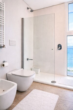 Eco-friendly toiletries, hair dryer, bidet, towels - Signature Lake View Luxury Residences Unite Ñ36 (San Carlos de Bariloche)